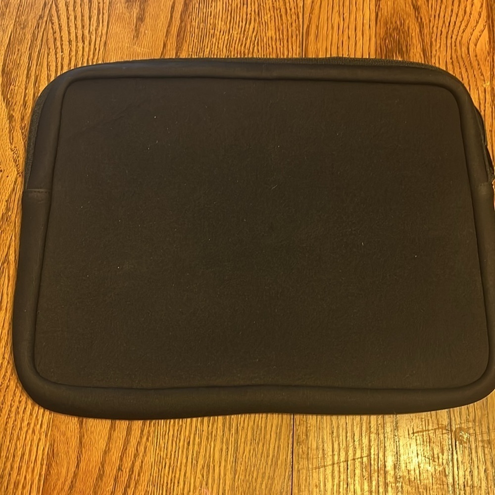 “Case Logic: Laptop Case” - Picture 2 of 5